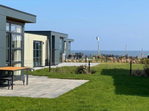 Enkhuizer Strand Chalet Aiwenore Dritte Reihe mit Zaun Haus Nr 246